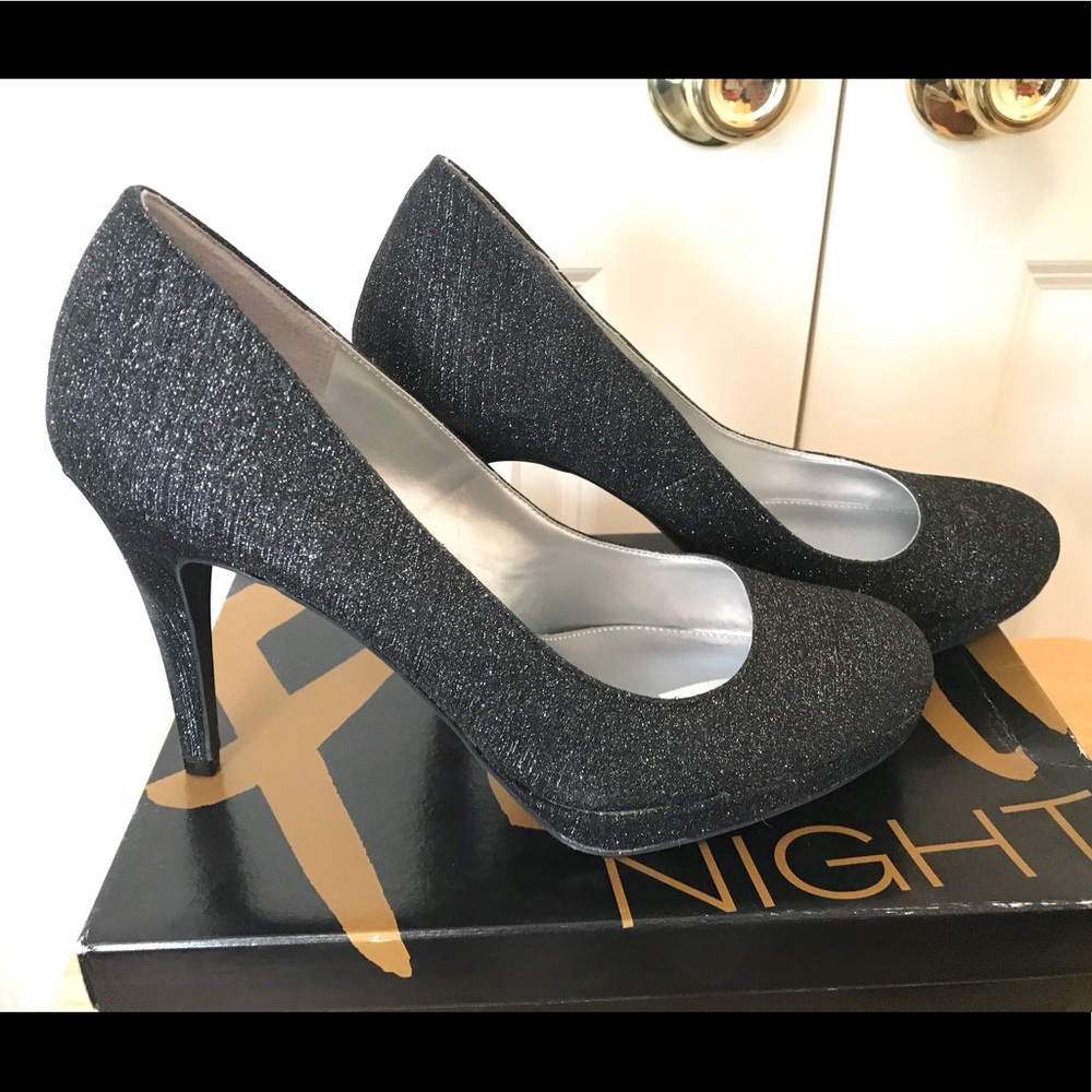 Black and silver Pump